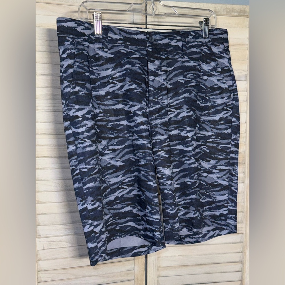 ⛳️NWOT Greg Norman ML75 Microlux Golf Shorts Green Camo Size 34